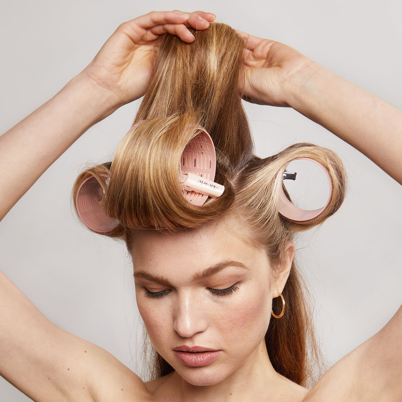 Model with voluminous waves styled using Kitsch XL Thermal Rollers and Multicolor Crocodile Clips