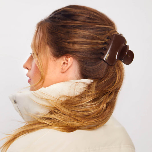 KITSCH Chocolate Cloud Claw Clip - on-model lifestyle