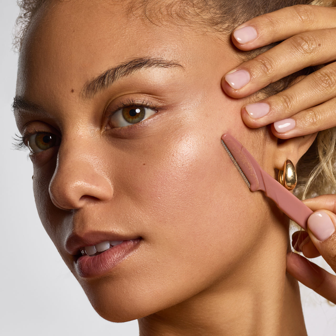 KITSCH Recycled Plastic Dermaplaners 12pc Set Terracotta - product lifestyle with Hydrating Dermaplane Oil
