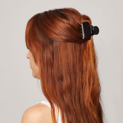 KITSCH Black & Tort Cloud Claw Clips 2pc Set - on-model lifestyle #3